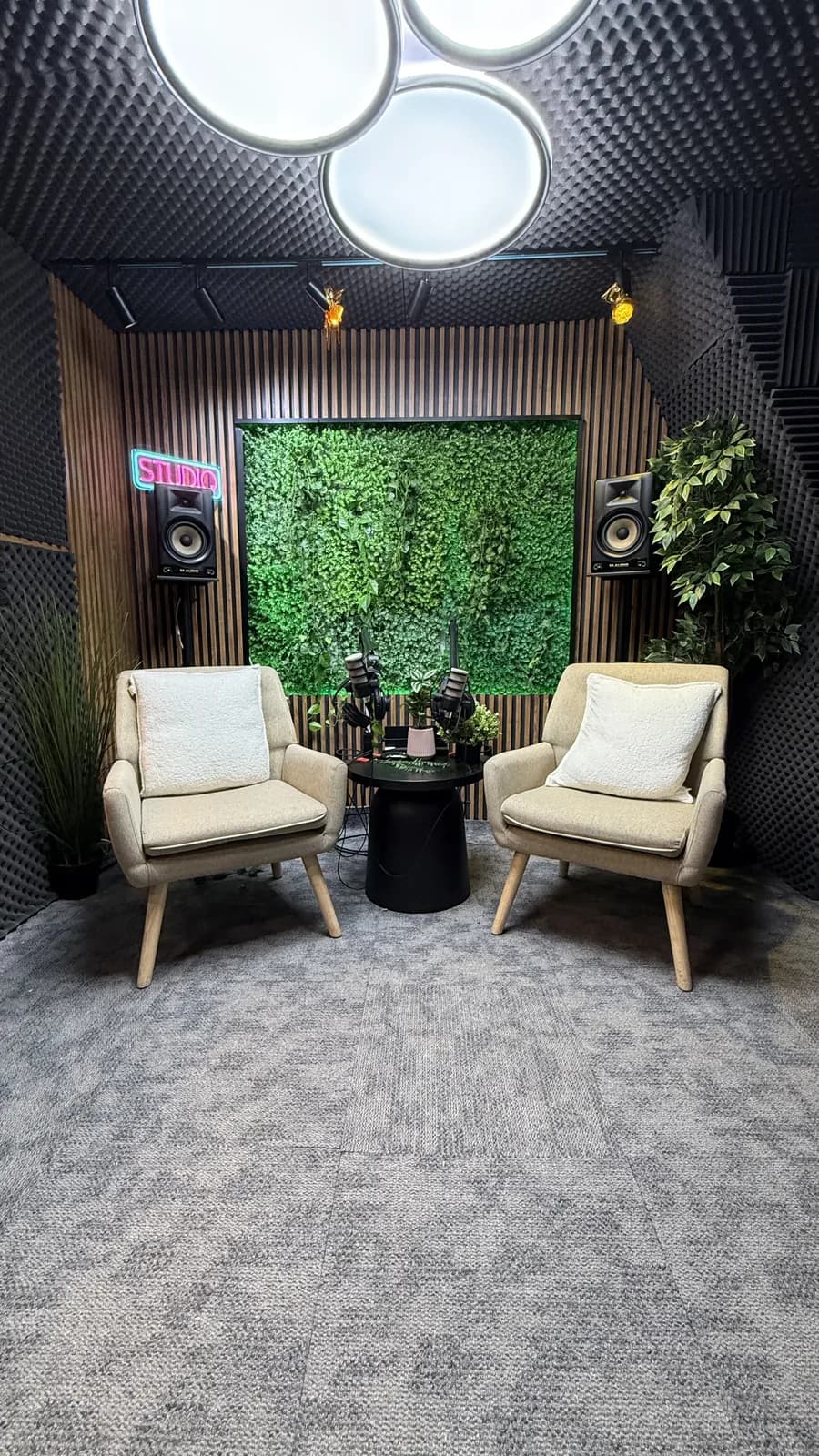 פינת פודקאסט באולפן Studio Pro